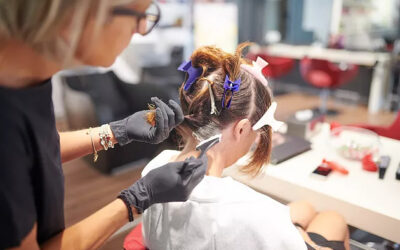 I tuoi primi capelli bianchi? Segui i consigli di Colorenjoy, parrucchieri a Castelfranco Veneto, il primo salone di colorazione sartoriale